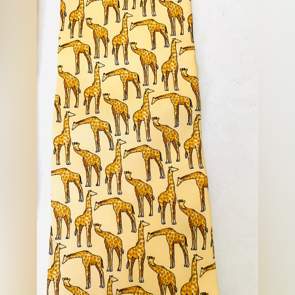 Men’s 100% silk yellow neck tie with cute pattern of giraffes